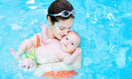 Memperkenalkan Berenang Pada Bayi