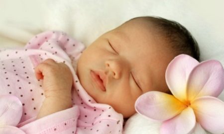 Tips Menenangkan Bayi yang Menangis Histeris Untuk Ibu Muda