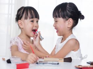 Bahaya Mungkin Terjadi Jika Anak Kecil Sering Pakai Makeup
