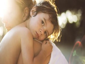 Cara Orangtua Menghibur Buah Hati Yang Bersedih