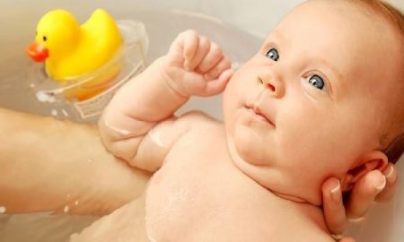 Cara Memandikan Bayi Yang Baru Lahir