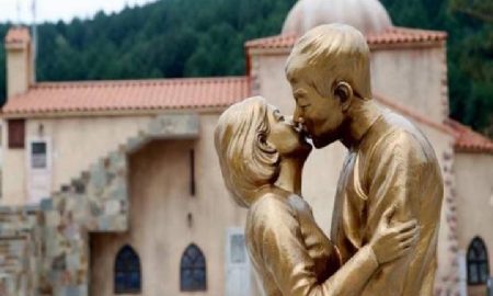 Patung Song Joong Ki dan Song Hye Kyo Jadi Tempat Wisata Populer