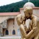 Patung Song Joong Ki dan Song Hye Kyo Jadi Tempat Wisata Populer