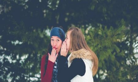 Alasan Perlu Mendengarkan Nasehat Sahabat Tentang Hubunganmu