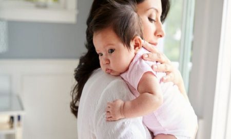 Harus Hati-Hati! Larangan Saat Menggendong Bayi Anda