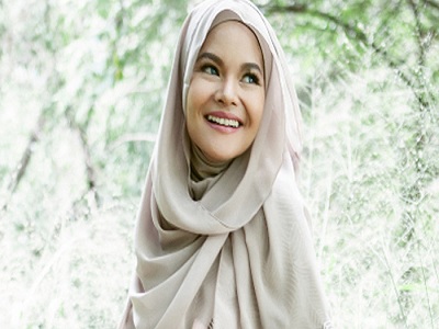 Lama Vakum, Beginilah Penampilan Baru Terry Dengan Hijab Bikin Adem